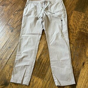 Vuori The rise and shine Riptop pant mauve in color